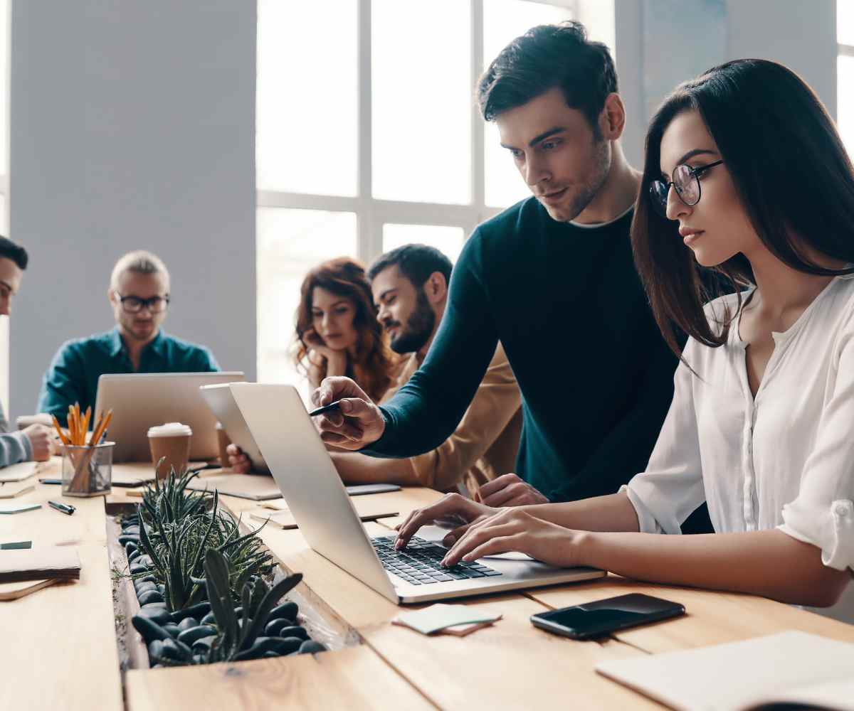 Compañeros de trabajo que se creen jefes